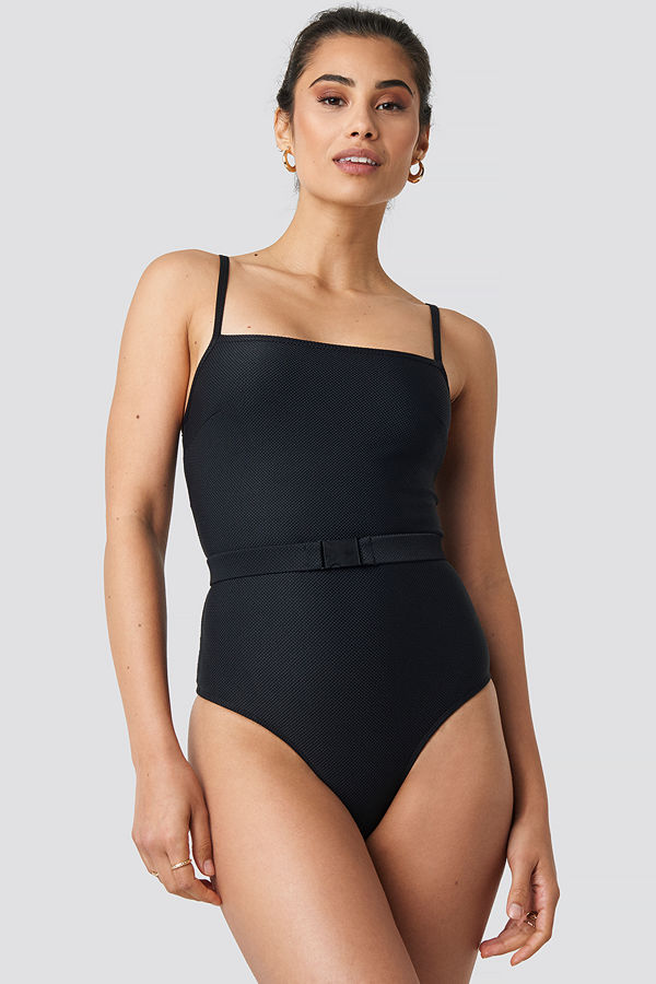 Hannalicious x NA-KD Thin Strap Structured Belted Swimsuit svart