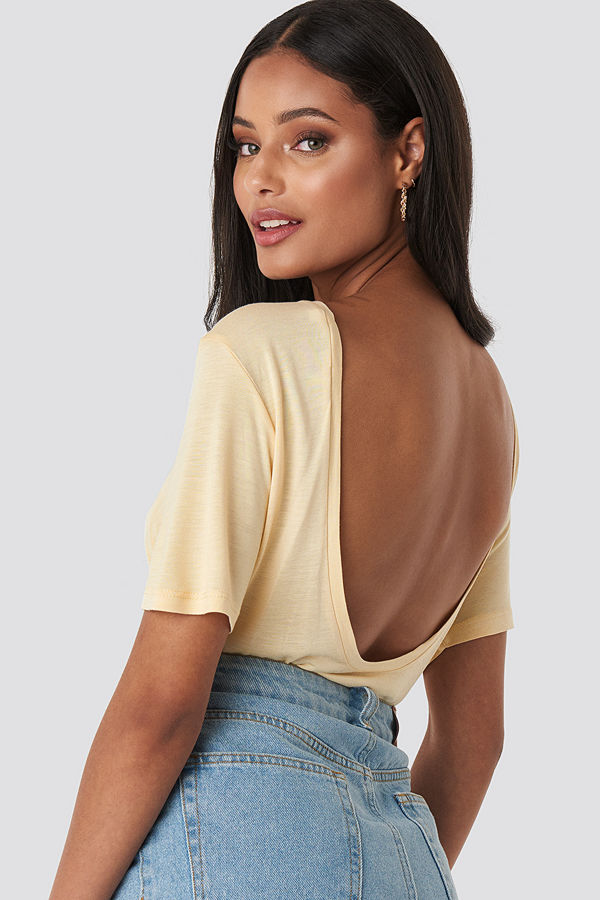 NA-KD Viscose Deep Back Tee gul