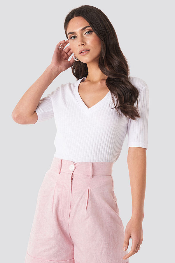 NA-KD Trend Light Knit V Front Sweater vit
