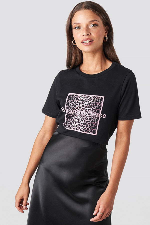 NA-KD Strong and Fierce T-shirt svart