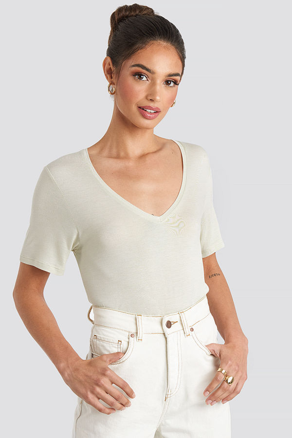 NA-KD Basic Viscose V-neck Tee beige