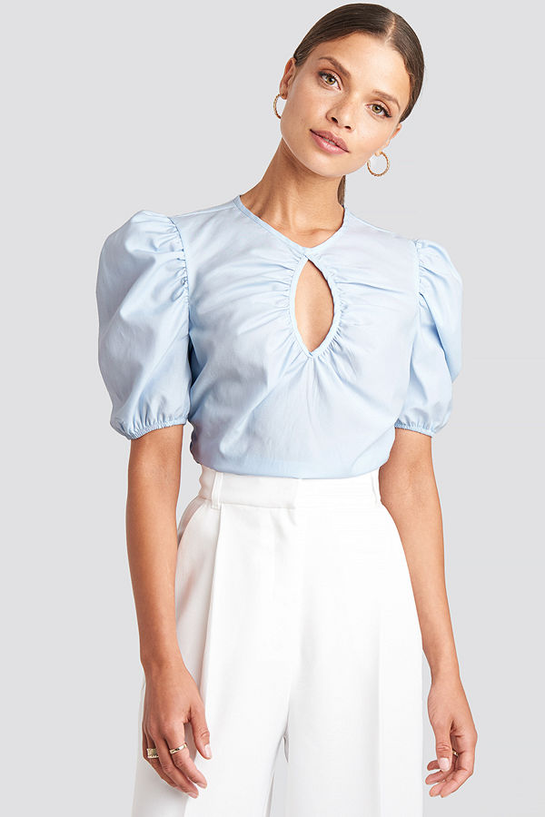 NA-KD Trend Short Puff Sleeve Keyhole Front Blouse blå