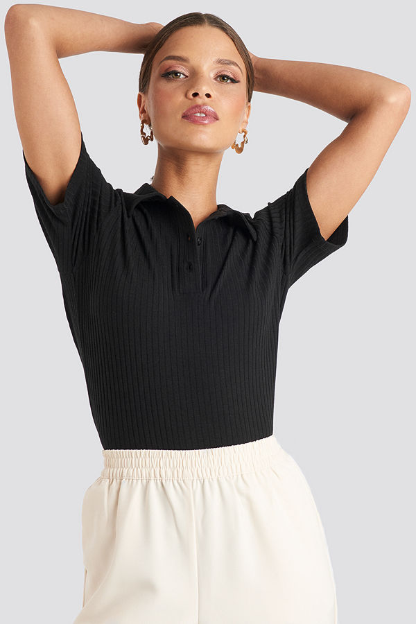 Emilie Briting x NA-KD Button Up T-shirt svart