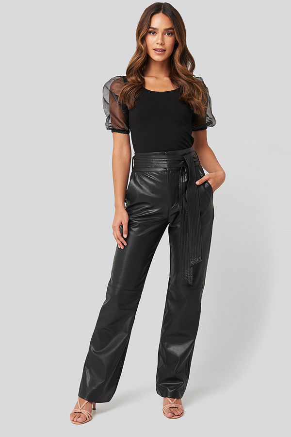 NA-KD Party svarta byxor Faux Leather Belted Straight Leg Pants svart