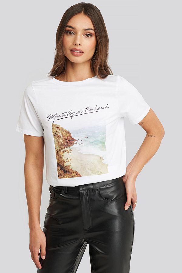 NA-KD Mentally on the Beach T-shirt vit