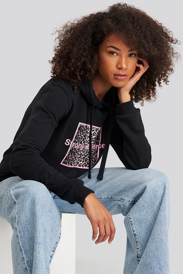 NA-KD Strong and Fierce Hoodie svart