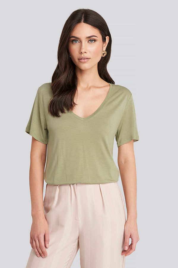 NA-KD Basic Viscose V-neck Tee grön