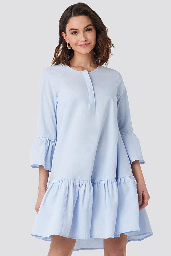 NA KD Trumpet Sleeve Mini Dress blå Klänningar online NA KD Contrast Lace Satin Mini Dress vit Klänningar online