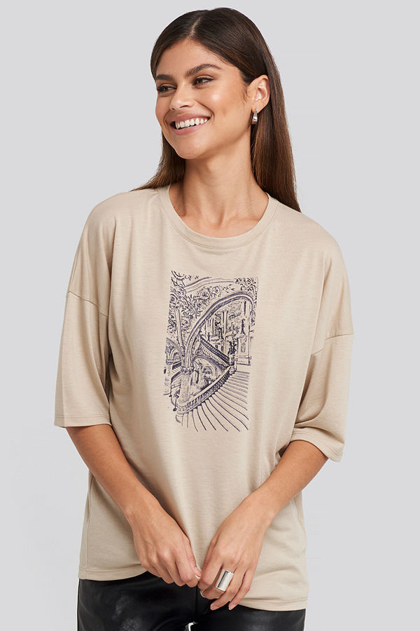 NA-KD Trend Printed Oversized Viscose Tee beige