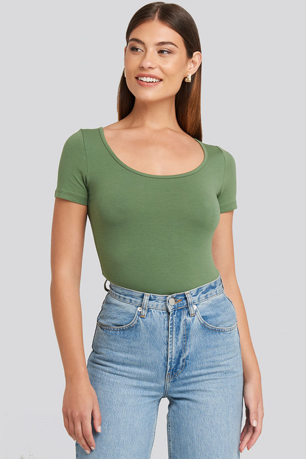 NA-KD Basic Deep Round Neck Fitted Top grön