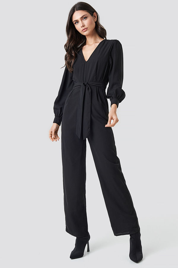NA-KD Party V-Neck Fitted Waist Jumpsuit svart