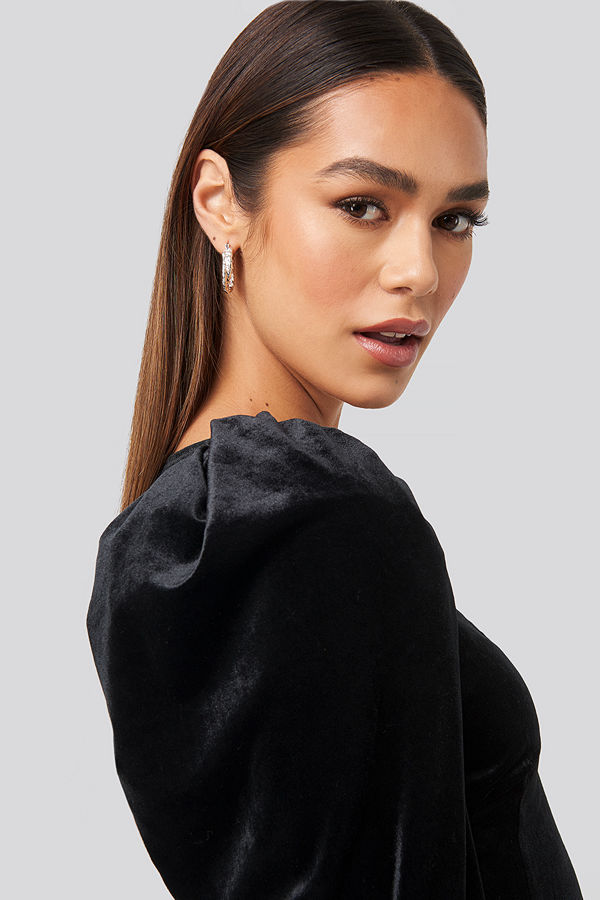 Hanna Weig x NA-KD Puff Shoulder Velvet Dress svart
