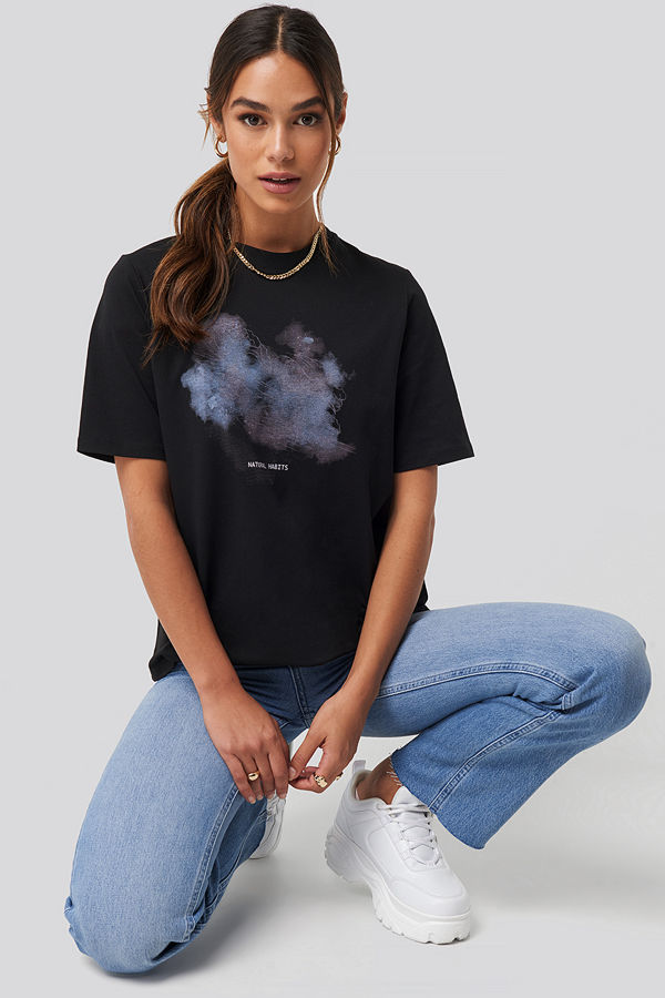 Queen of Jetlags x NA-KD Natural Habit Tee svart