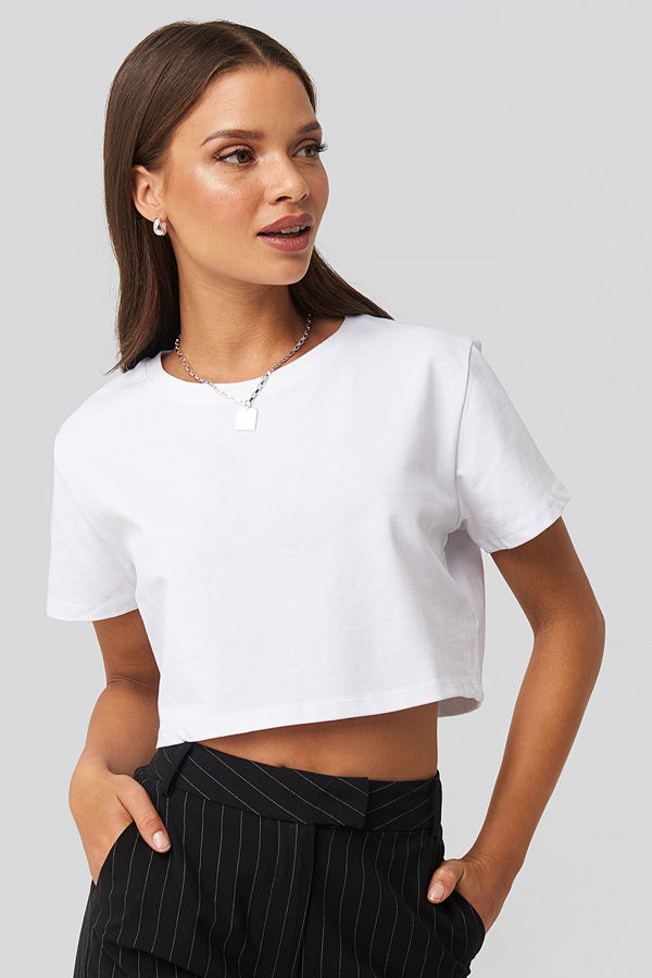 Nicci Hernestig x NA-KD Cropped Tee vit