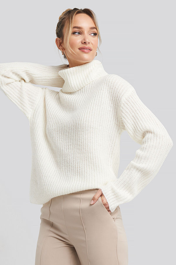 Adorable Caro x NA-KD Big Turtleneck Knitted Sweater vit