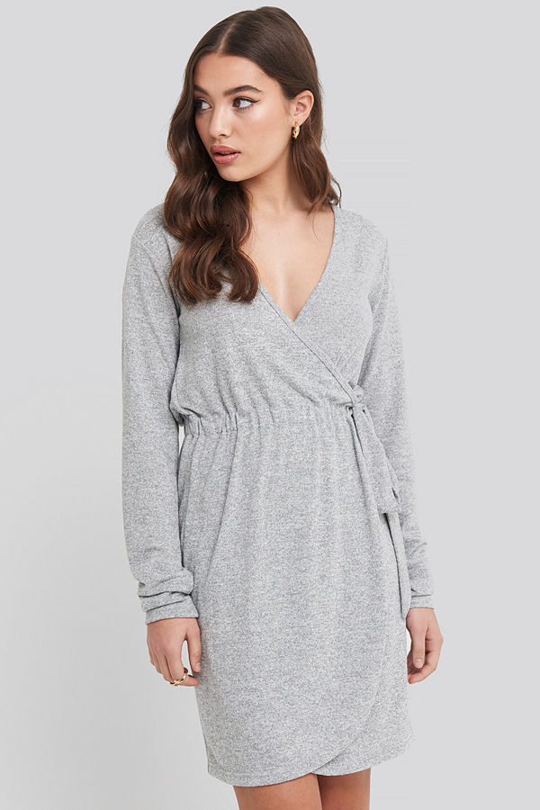NA-KD Overlap Light Knitted Dress grå
