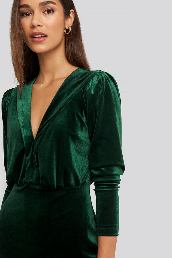 Trendyol Deep Neckline Velvet Dress grön