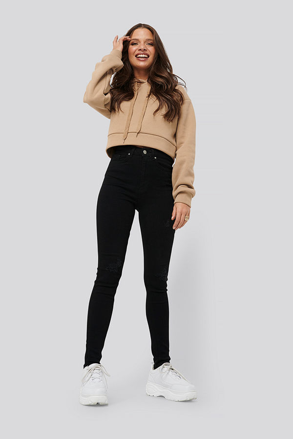 Nicci Hernestig x NA-KD Slim Ripped Jeans svart
