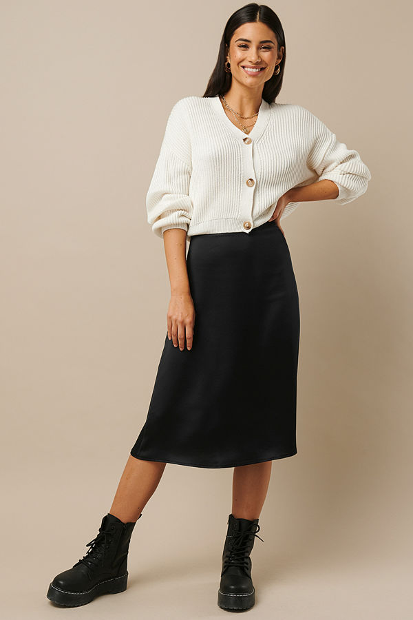 Nicki x NA-KD Satin Midi Skirt svart