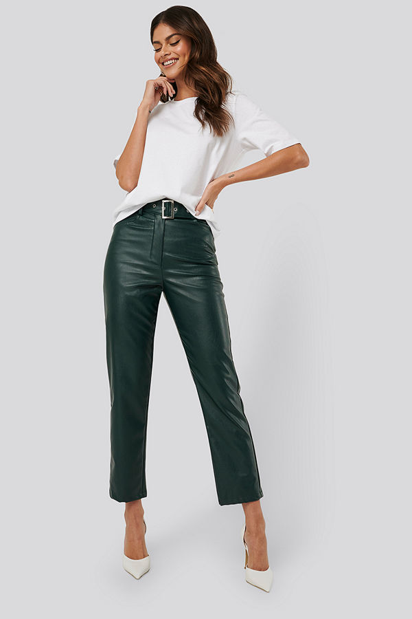 AFJ x NA-KD omönstrade byxor Belted Pu Leather Pants grön
