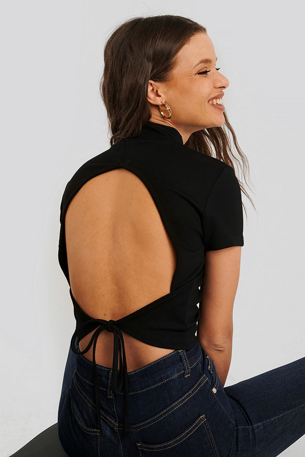 Snøløs x NA-KD Open Back High Neck Top svart
