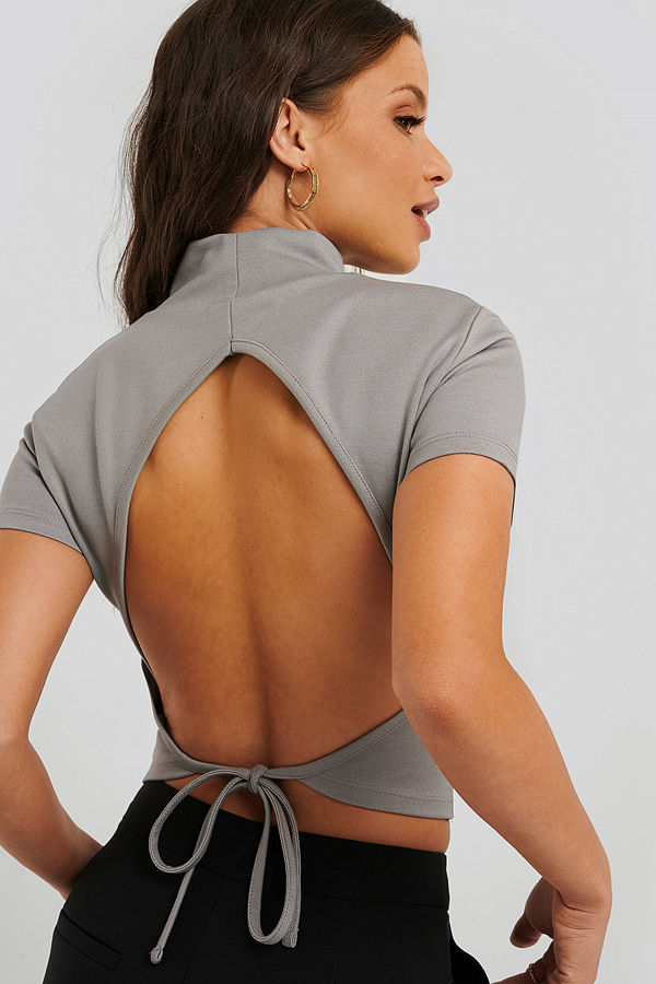 Snøløs x NA-KD Open Back High Neck Top grå