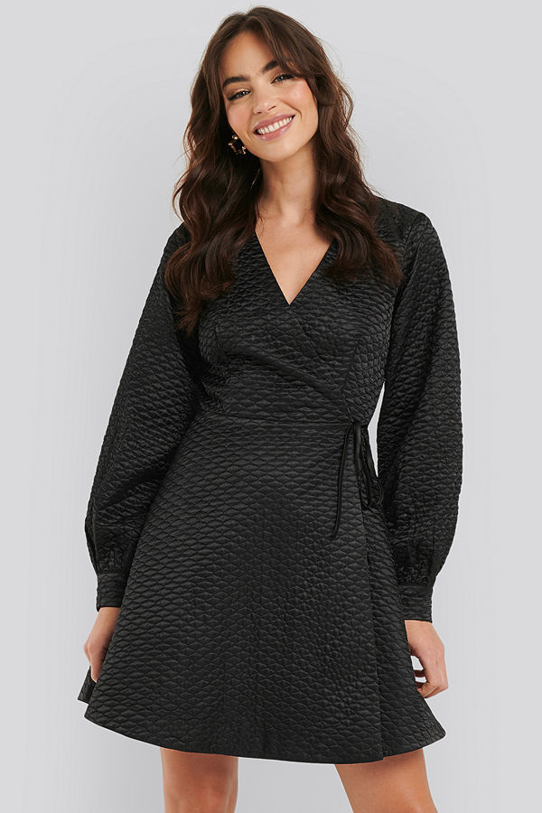 NA-KD Trend Quilted Overlap Satin Dress svart