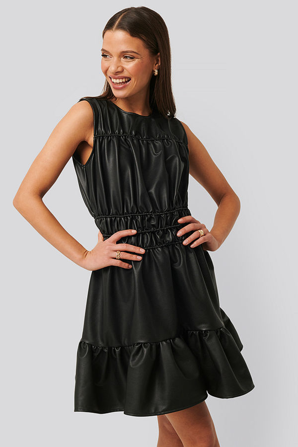 NA-KD Trend Shirred PU Dress svart