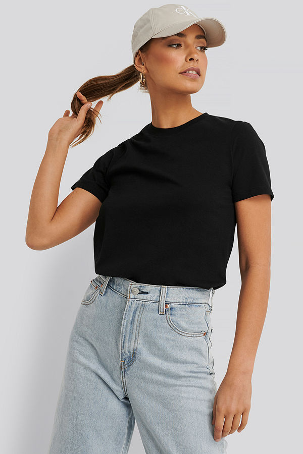 NA-KD Basic Bas-T-Shirt svart