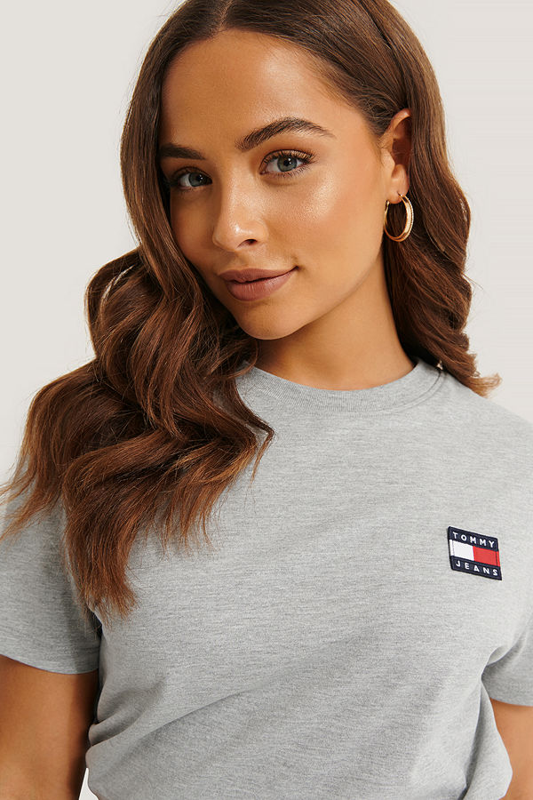 Tommy Jeans Tommy Jeans Badge Tee grå