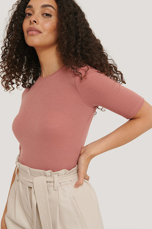 NA-KD Basic Ribbad Topp Med Rund Halsringning rosa