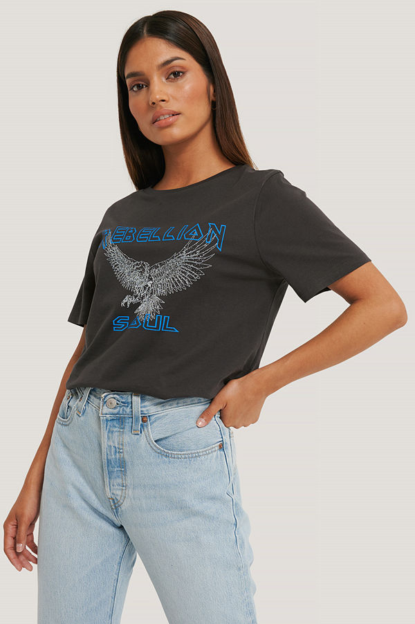 NA-KD Reborn Ekologisk T-shirt Med Rebellion Soul Eagle-tryck grå