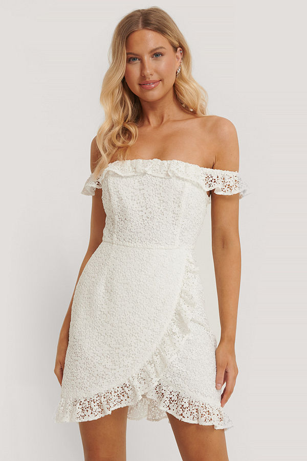 Pamela x NA-KD Reborn Recycled Omlottklänning I Spets I Off Shouldermodell vit
