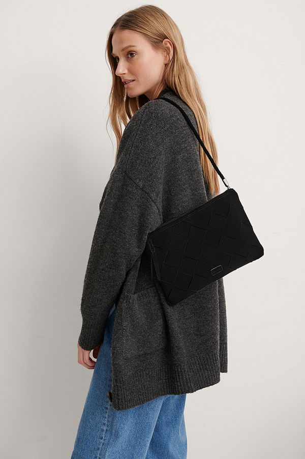 NA-KD Accessories Stor Flätad Clutch svart axelväska