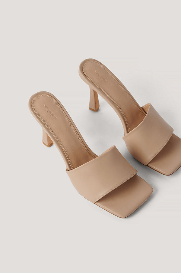 Selma Omari x NA-KD Mules Med Fyrkantig Klack beige
