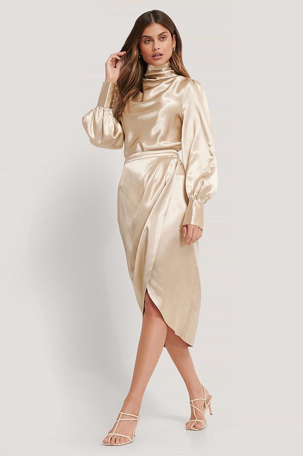 Basma & Merna x NA-KD Satinkjol beige