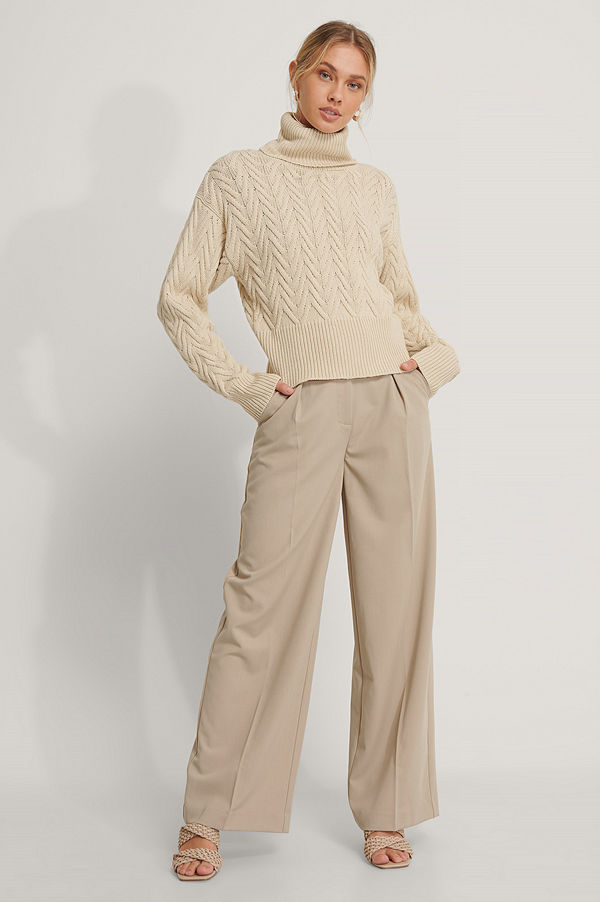 NA-KD Ekologisk mönsterstickad tröja med hög krage beige