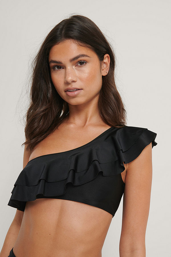 NA-KD Swimwear Recycled Bikinitopp Med En Nedhasad Axel Och Bred Volang svart