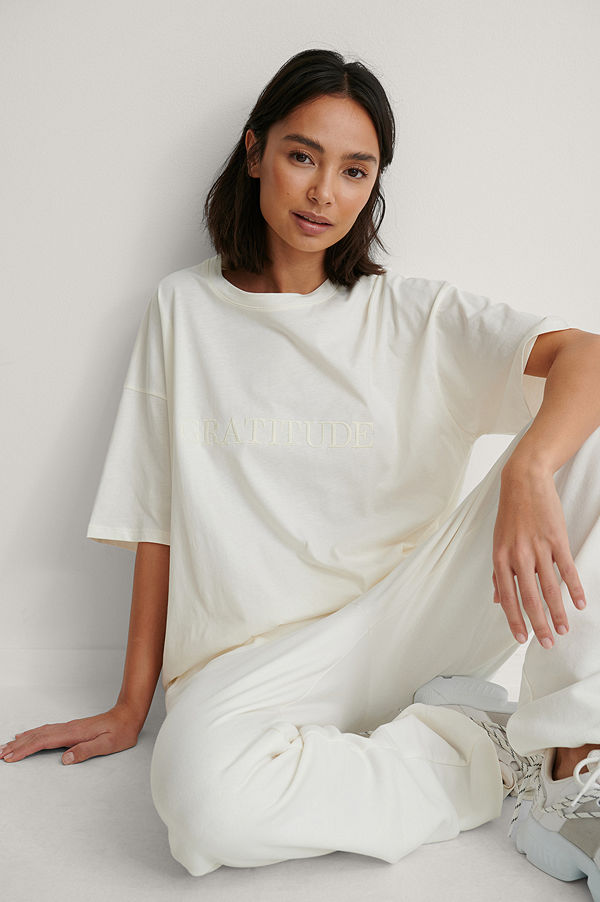 NA-KD Reborn Ekologisk Boxig T-shirt Med Vbroderidetalj offvit