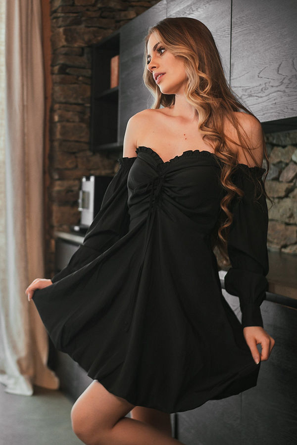 Lisa-Marie Schiffner x NA-KD Off Shoulder-Klänning svart