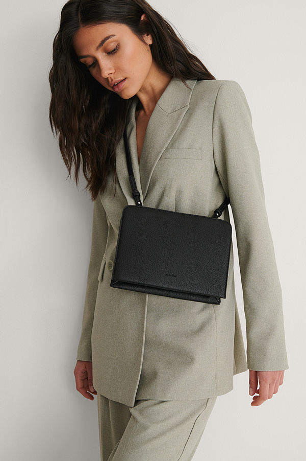 NA-KD Accessories omönstrad axelväska Recycled Crossbodyväska svart