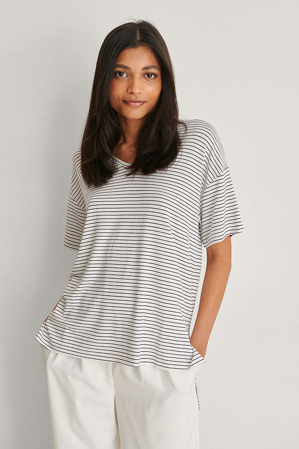 Trendyol V-Ringad T-Shirt I Viskos vit
