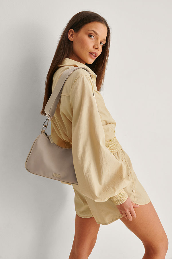 NA-KD Accessories omönstrad axelväska Recycled CrossbodyväskaRundad Crossbodyväska beige