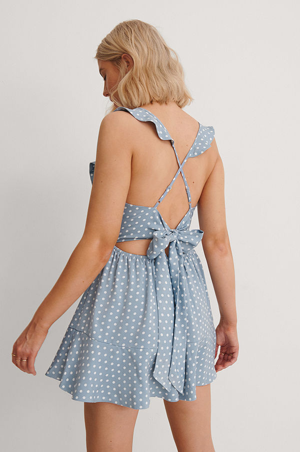 Anika Teller x NA-KD Playsuit Med Volangdetalj Och Knyt Bak blå