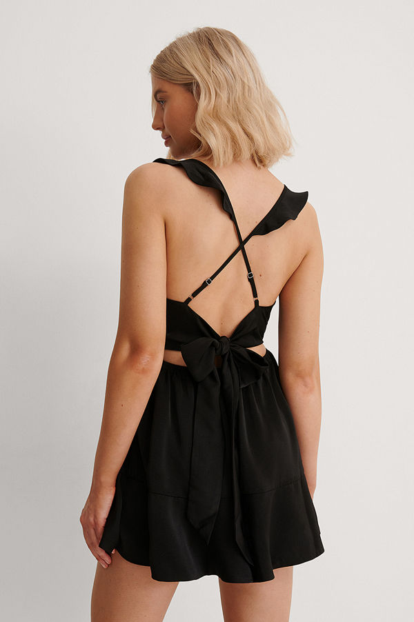 Anika Teller x NA-KD Playsuit Med Volangdetalj Och Knyt Bak svart