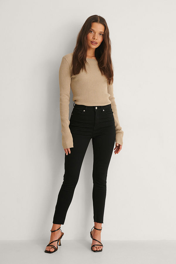 NA-KD Skinny Petite Jeans Med Rå Fåll svart