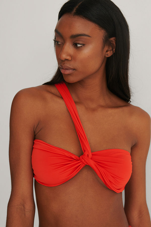 NA-KD Swimwear Recycled Vriden Ribbad Topp Med En Axel röd