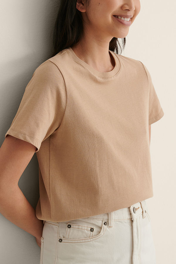 NA-KD Basic T-shirt i ekologisk bomull med rund hals beige
