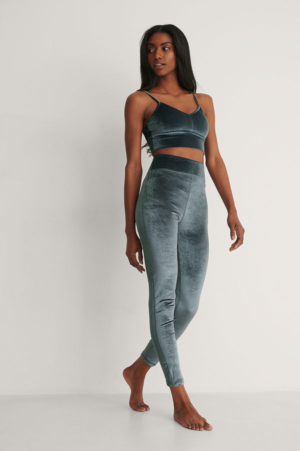 NA-KD Flow Sammets-Leggings grå