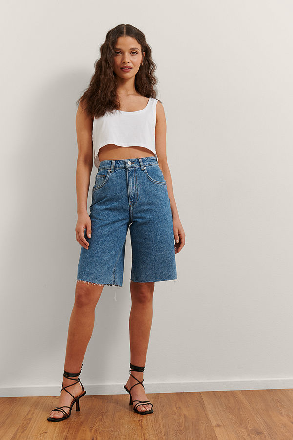 Rianne Meijer x NA-KD Ekologiska Medellånga Denimshorts blå